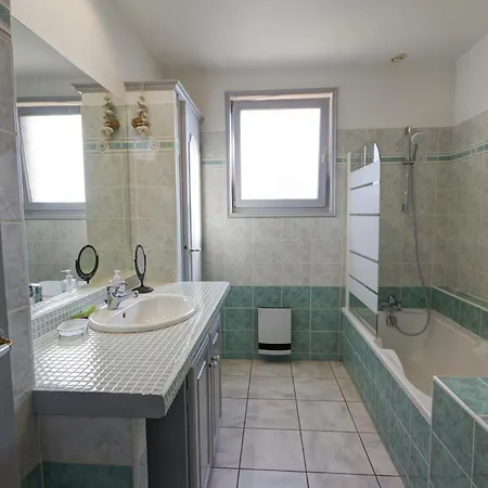 Familial Confort Avec Jardin, Salle De Jeux, Garage Et Terrasse, Pres De Saint-etienne - Fr-1-496-204